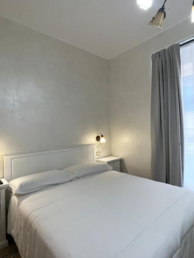 Hotel La Casa In Centro à Salernes Extérieur photo