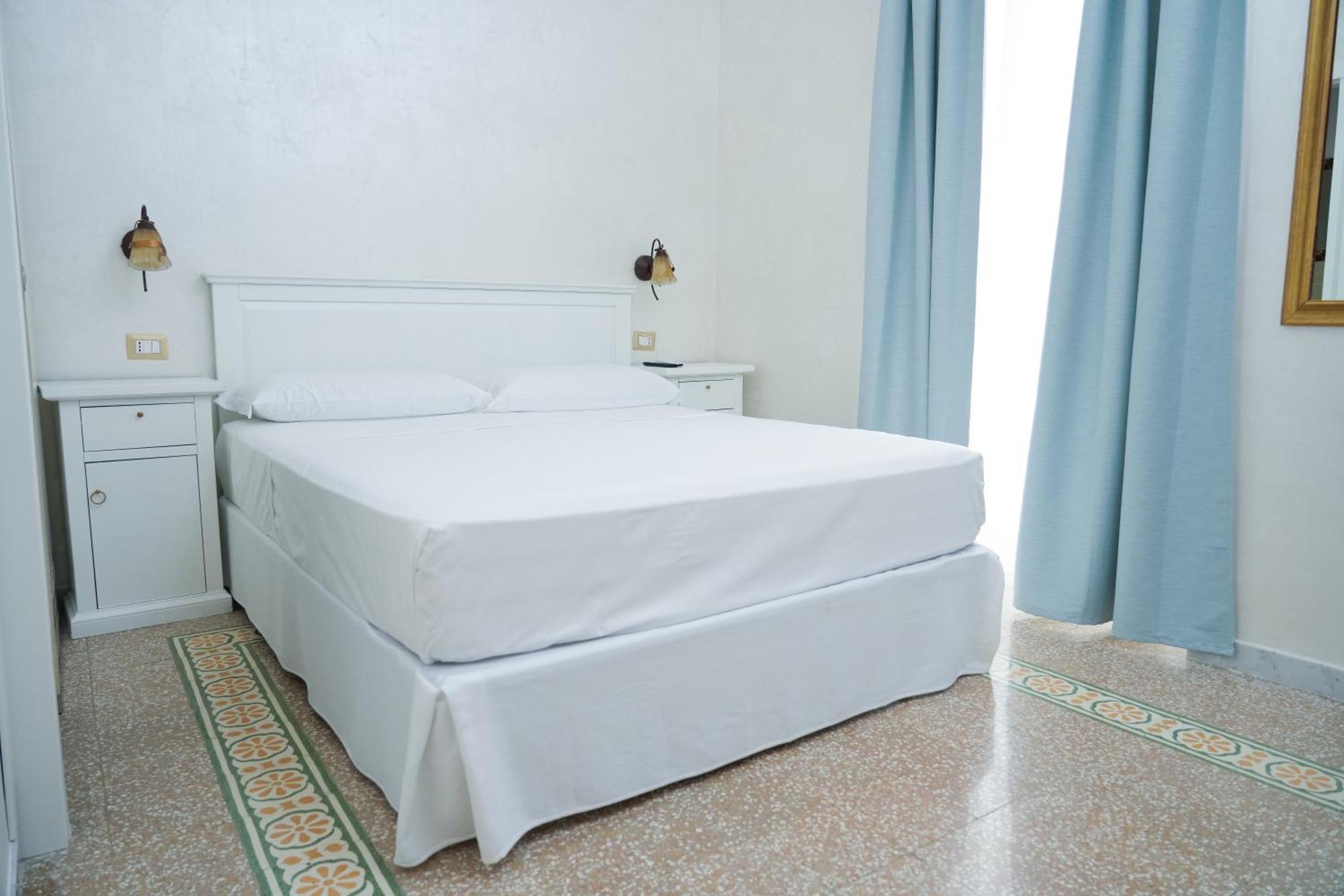 Hotel La Casa In Centro à Salernes Extérieur photo