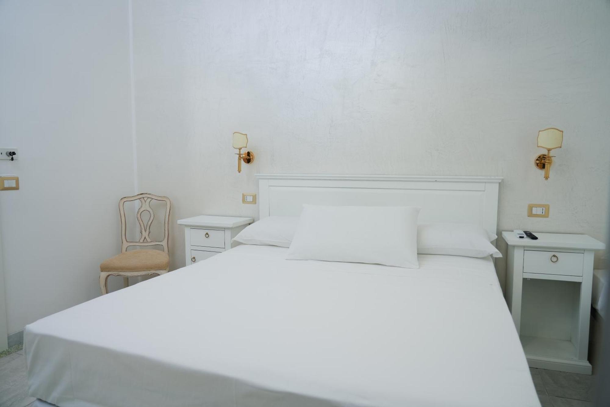 Hotel La Casa In Centro à Salernes Extérieur photo