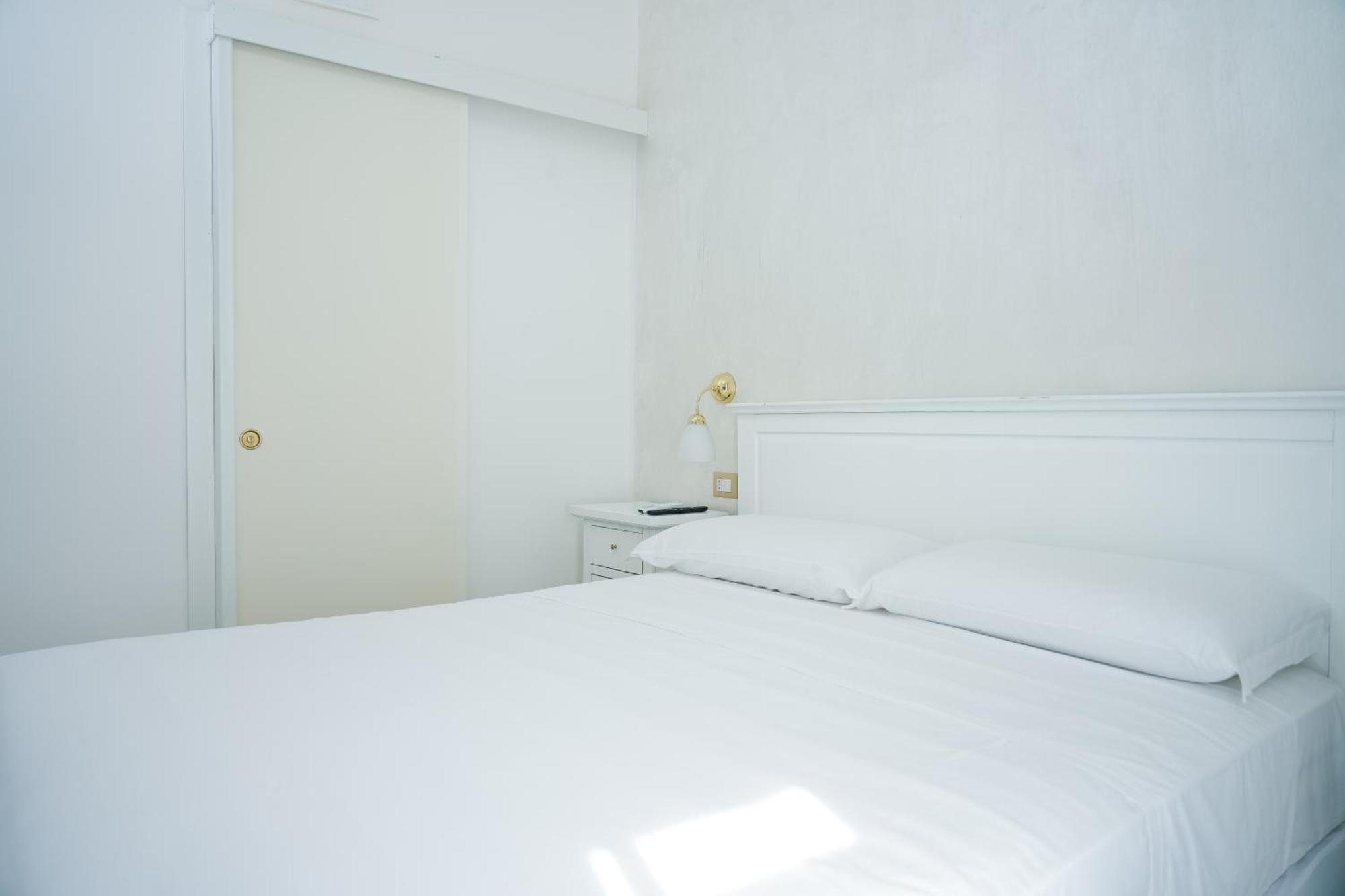 Hotel La Casa In Centro à Salernes Extérieur photo